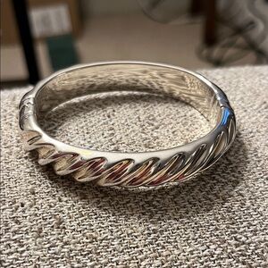 Oval ribbed bangle bracelet
